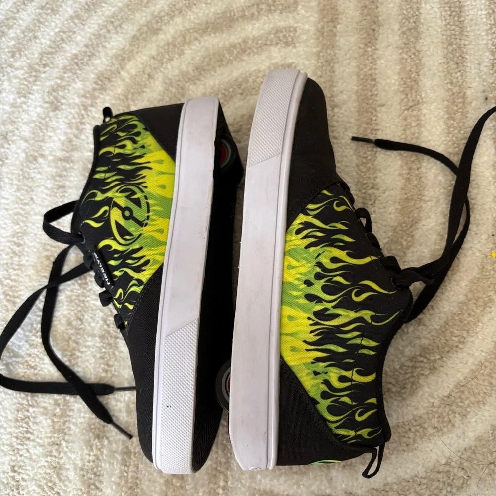 Heelys Black Shoes with Vibrant Green Flames with WHEELS Sz 5 - Picture 3 of 11